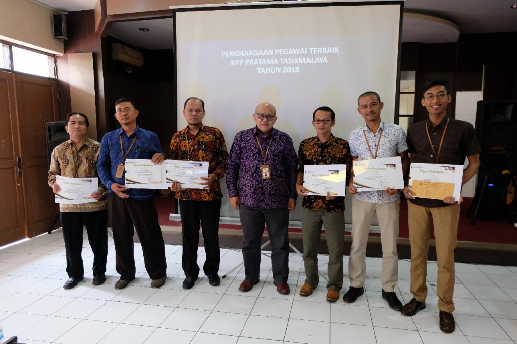 Penghargaan kepada beberapa pegawai terbaik KPP Pratama Tasikmalaya