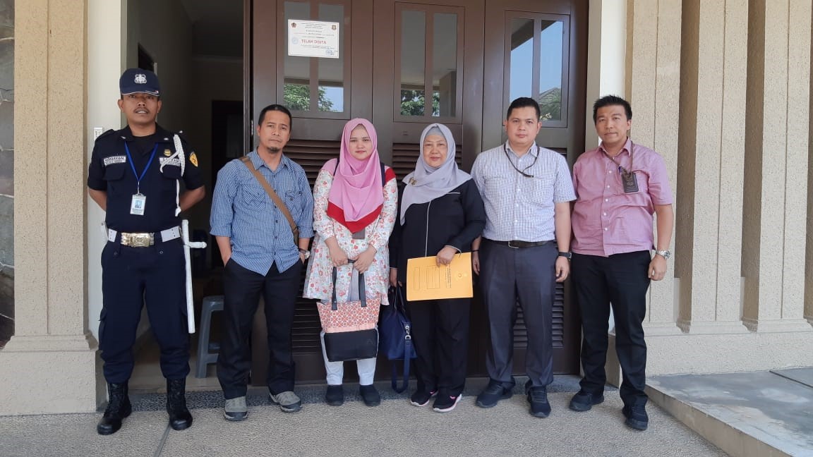 PPNS DJP besertaKorwas Bareskrim berfoto di depan rumah hasil sita