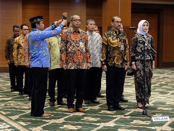 Pengambilan sumpah dalam prosesi pelantikan sebagai Direktur Jenderal Pajak baru