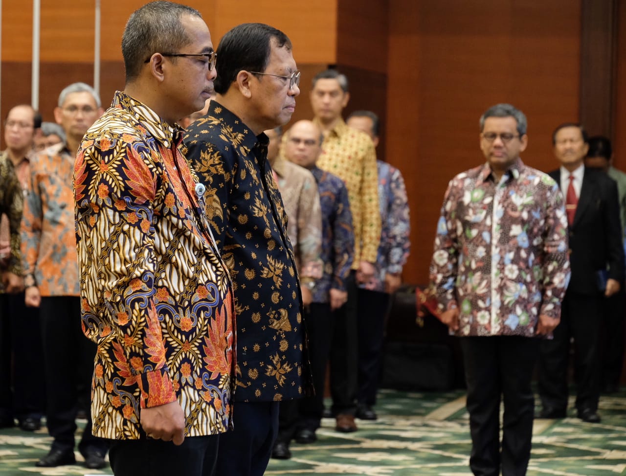 Suryo Utomo sebagai Direktur Jenderal Pajak Baru dan Robert Pakpahan yang memasuki masa purnabakti