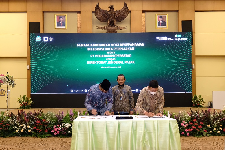 Dirjen Pajak Suryo Utomo dan Direktur Utama PT Pegadaian (Persero) Kuswiyoto menandatangani Nota Kesepahaman Integrasi Data Perpajakan