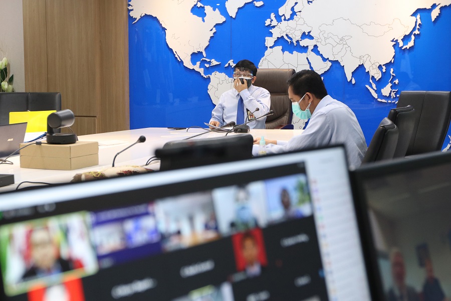 Direktur Perpajakan Internasional P.M. John Liberty dan peserta lainnya mengikuti lokakarya melalui saluran telekonferensi