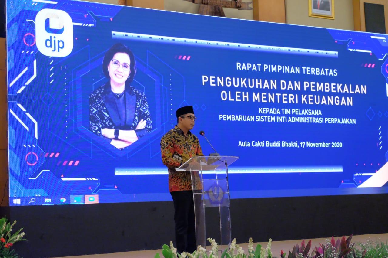 Direktur Jenderal Pajak Suryo Utomo menyampaikan laporan pembentukan Tim Pelaksana PSIAP kepada Menteri Keuangan.