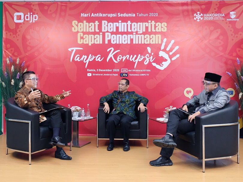 Wakil Ketua Komisi Pemberantasan Korupsi (KPK) Nurul Gufron, Dirjen Pajak Suryo Utomo, dan Helmi Yahya duduk bersama dalam diskusi panel