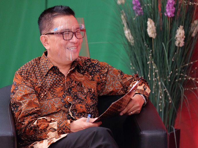 Helmi Yahya memandu jalannya diskusi