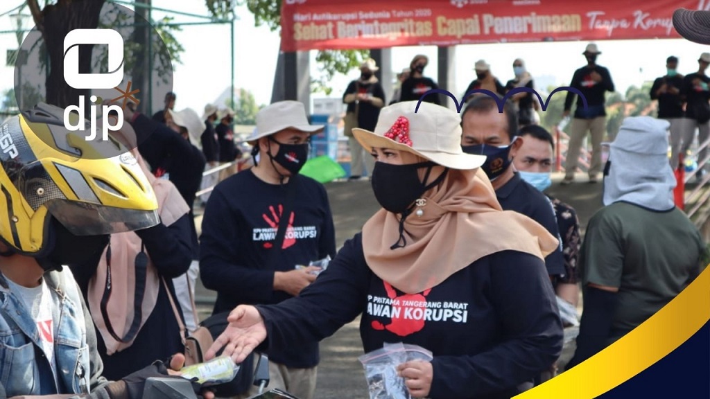 Kepala KPP Pratama Tangerang Barat bersama tim membagikan 250 Paket Kesehatan