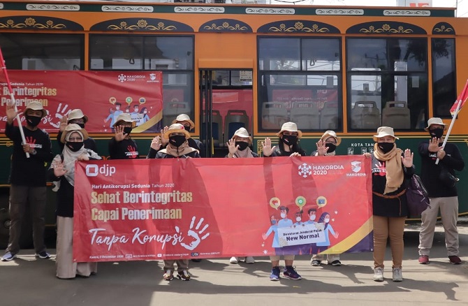 Tim KPP Pratama Tangerang Barat berfoto bersama