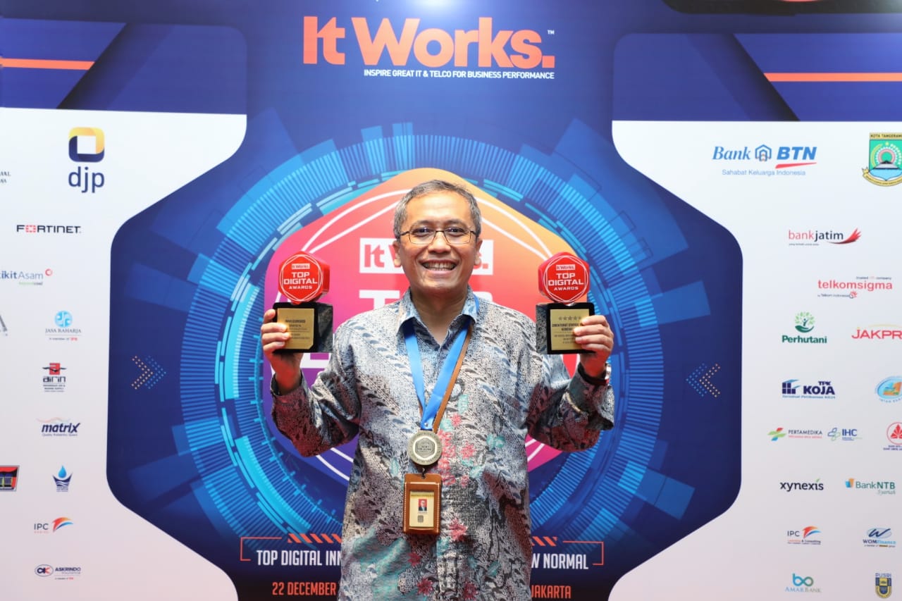 Direktur Teknologi Informasi dan Komunikasi Iwan Djanuardi sebagai wakil DJP menerima penghargaan di bidang teknologi informasi dalam acara Top Digital Award 2020 di Jakarta.