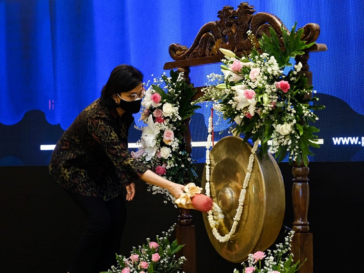 Menteri Keuangan Sri Mulyani memukul gong sebagai penanda Organisasi dan Tata Kerja Baru Instansi Vertikal DJP telah diresmikan