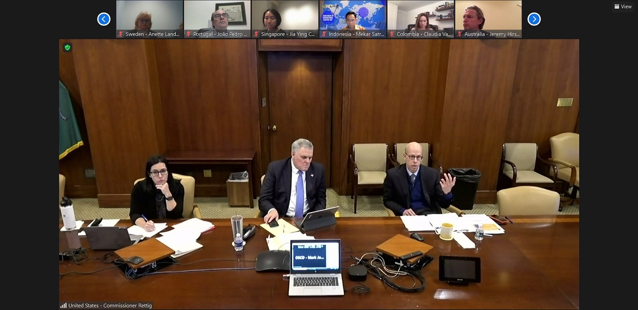 Para delegasi dari berbagai yurudiksi sedang berdiskusi