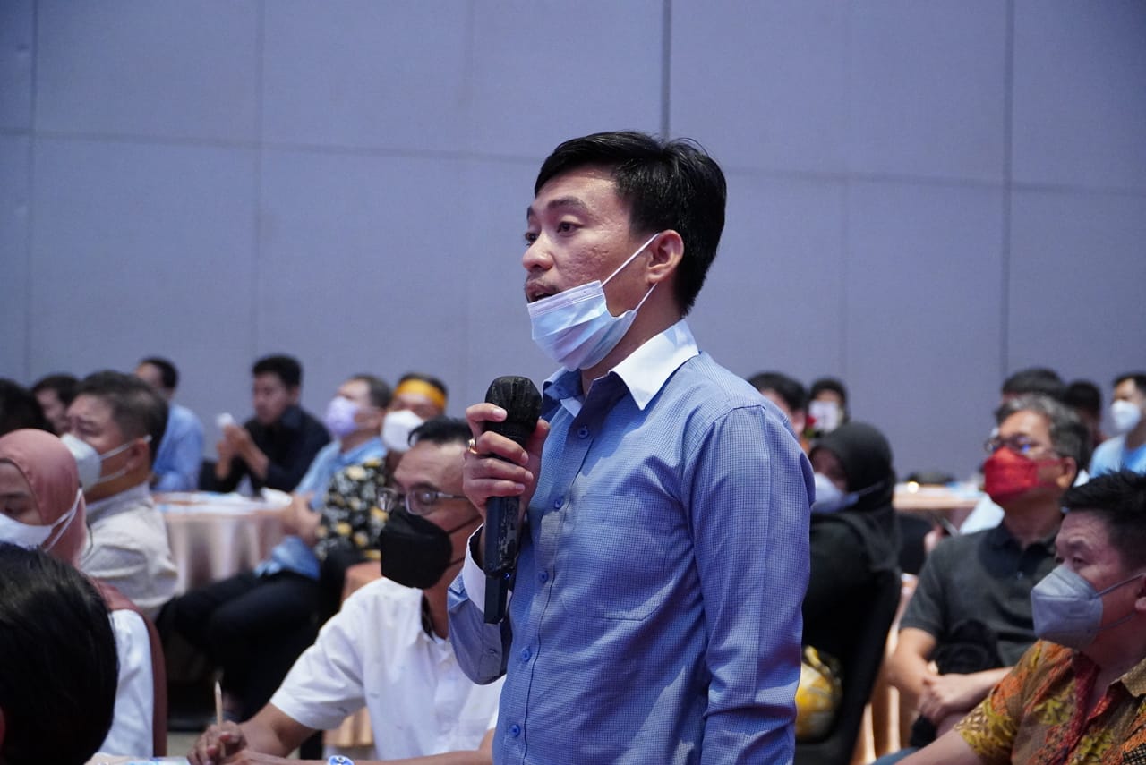 wajib pajak menyampaikan pertanyaan dalam sesi diskusi