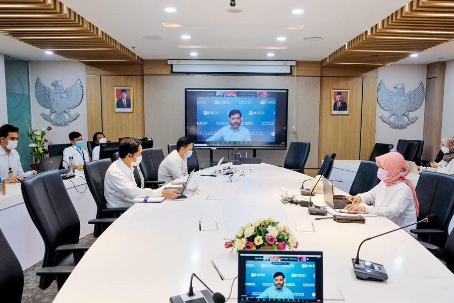 A resource person is delivering material.