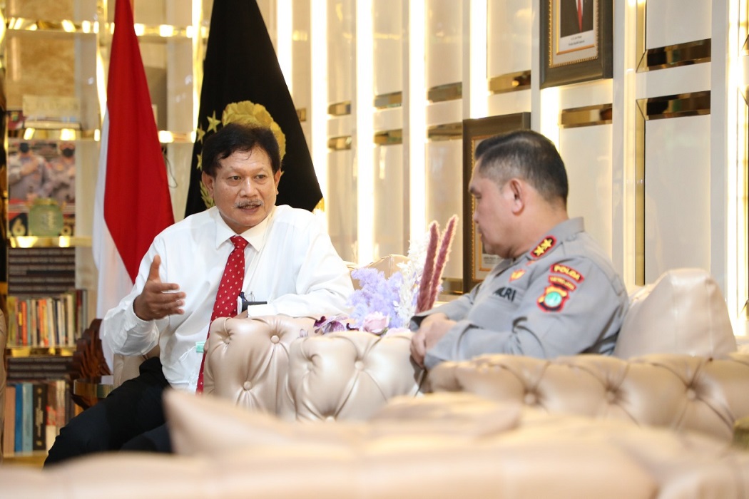 Sekretaris Direktorat Jenderal Pajak Peni Hirjanto berdialog dengan Kapolda Metro Jaya Irjen Mohammad Fadil Imran