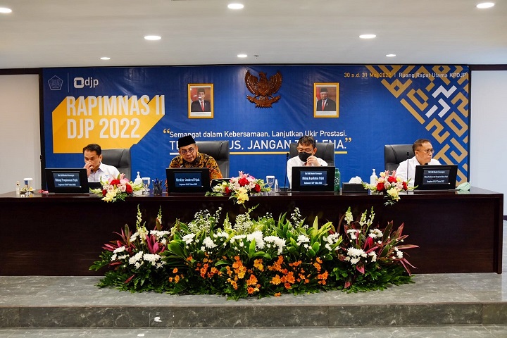 Dirjen Pajak Suryo Utomo bersama para Staf Ahli Menteri Keuangan Bidang Perpajakan memimpin jalannya rapat.