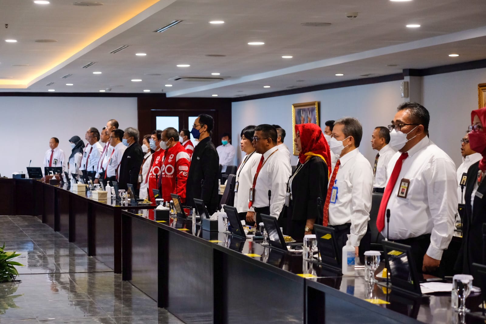 Para peserta rapimnas mengawali rapat dengan menyanyikan lagu Indonesia Raya.