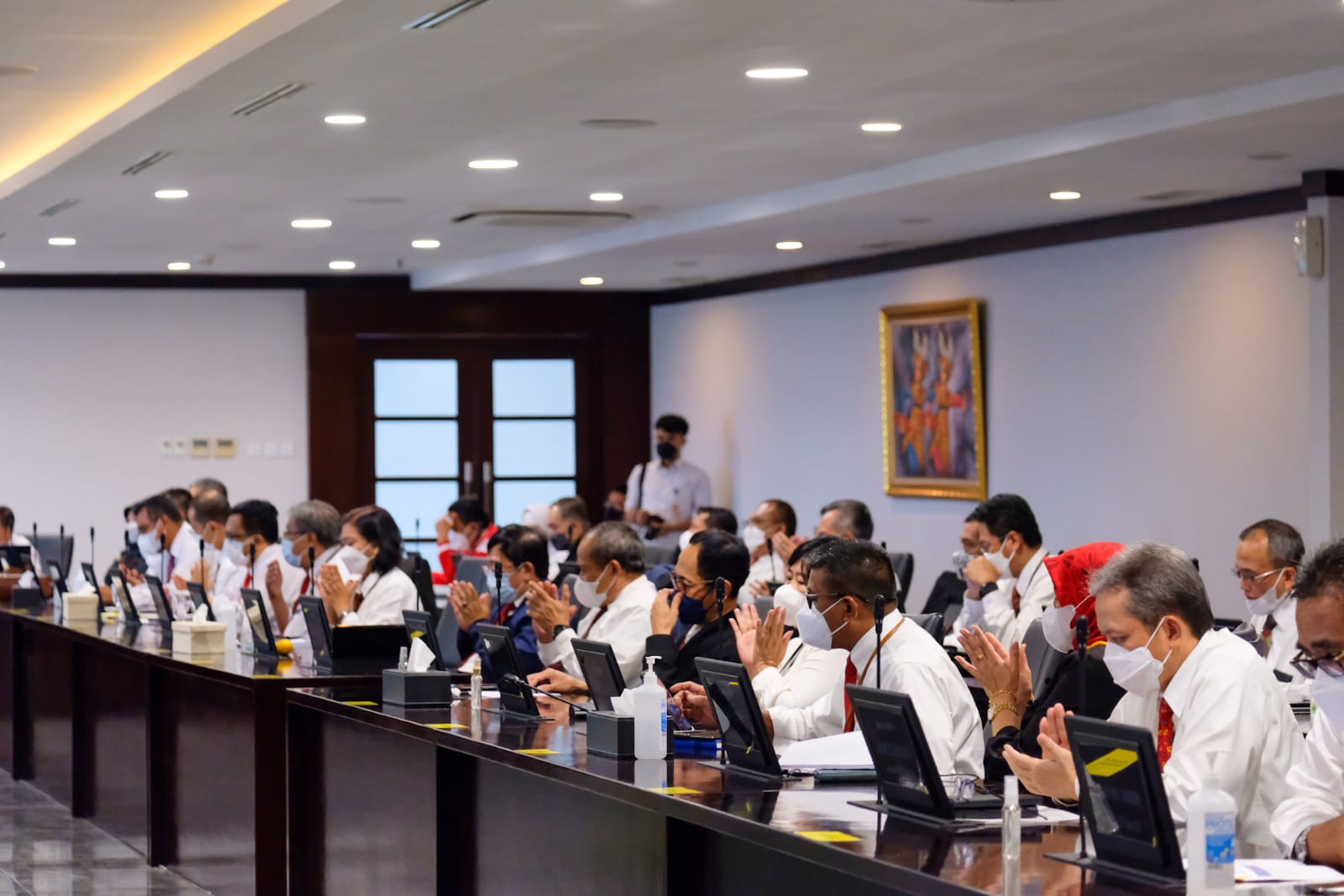 Para peserta rapat berdiskusi tentang isu perpajakan terkini.