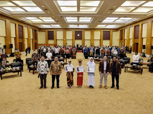 Para Staf Ahli Menteri Kuangan, Direktur P2Humas dan para peserta Pajak Bertutur 2022 Berfoto Bersama