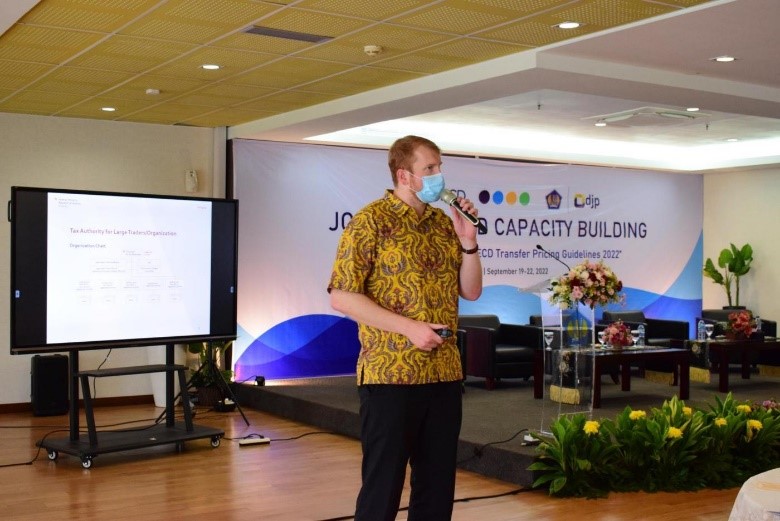 Simon Hofstätter, yang datang dari Austria Tax Administration, menyampaikan materi tentang intangibles dalam rangkaian acara Joint DGT-OECD Capacity Building on Transfer Pricing 2022. Penyampaian materi intangibles ini dilakukan pada sesi kedua acara, yaitu pada hari Selasa (20/09).