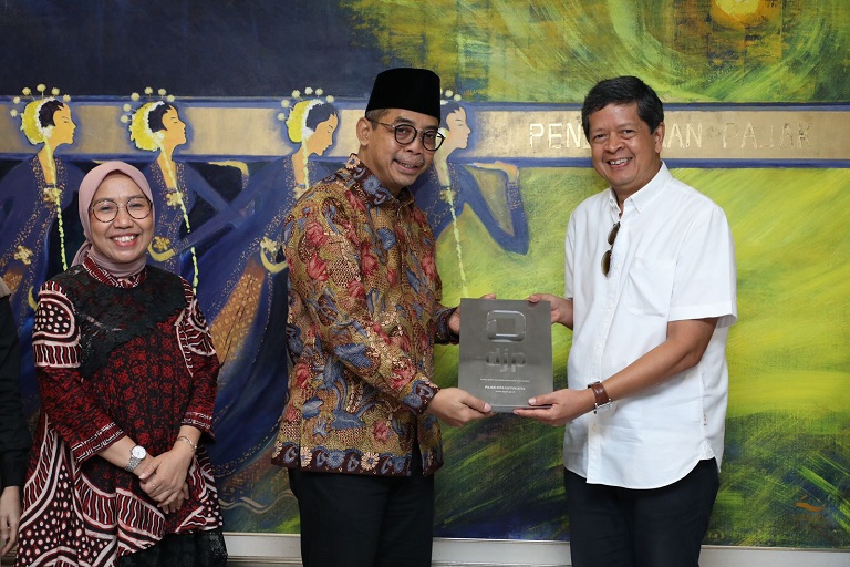 Direktur Jenderal Pajak Suryo Utomo memberikan cendera mata