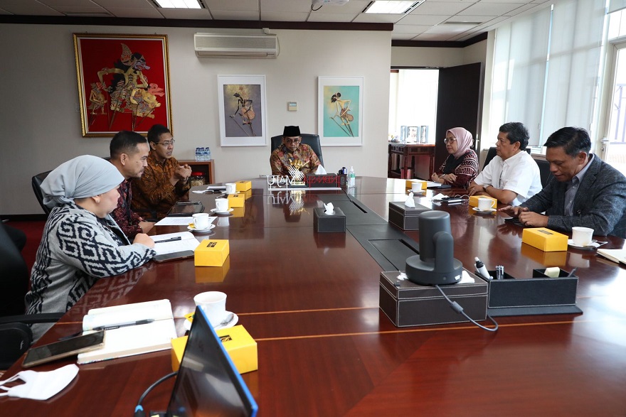 Chandra Darusman bersama Direktur Jenderal Pajak Suryo Utomo dan para hadirin berdialog mengenai peraturan terbaru pajak atas penghasilan dari royalti