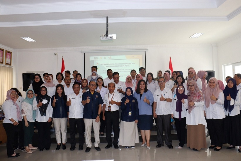 Perwakilan KPP Pratama Medan Polonia bersama peserta bimbingan teknis melaksanakan foto bersama