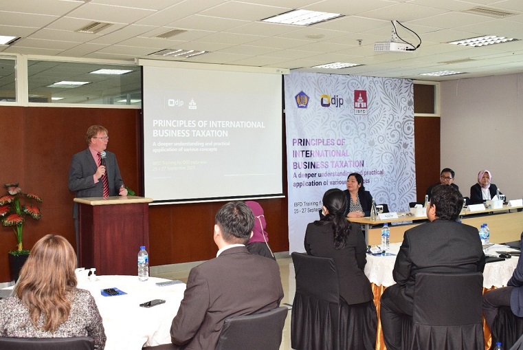 Bart Kosters sebagai narasumber lokakarya menyampaikan materi mengenai Prinsip Perpajakan Bisnis Internasional