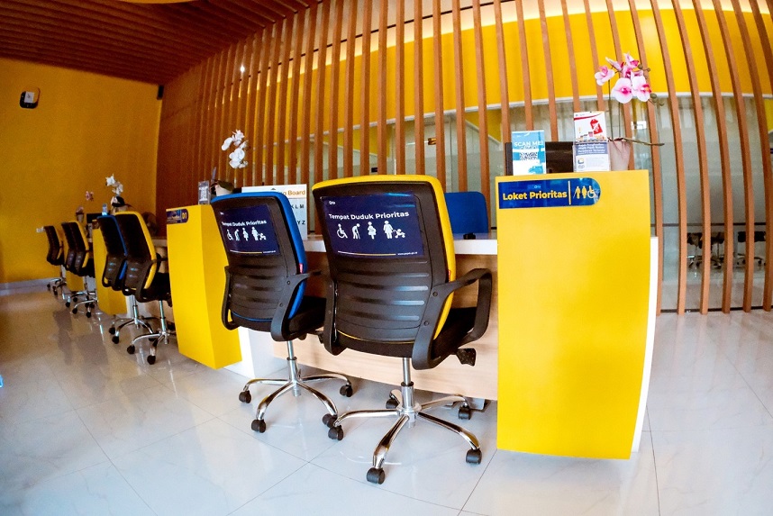 Salah satu wajib pajak mendatangi KPP Pratama Palu untuk memperoleh pelayanan perpajakan