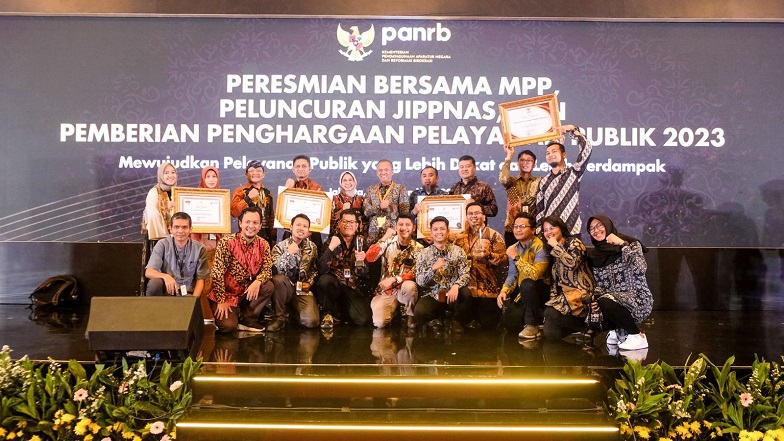 Perwakilan dan tim unit kerja Kemenkeu penerima penghargaan berfoto bersama