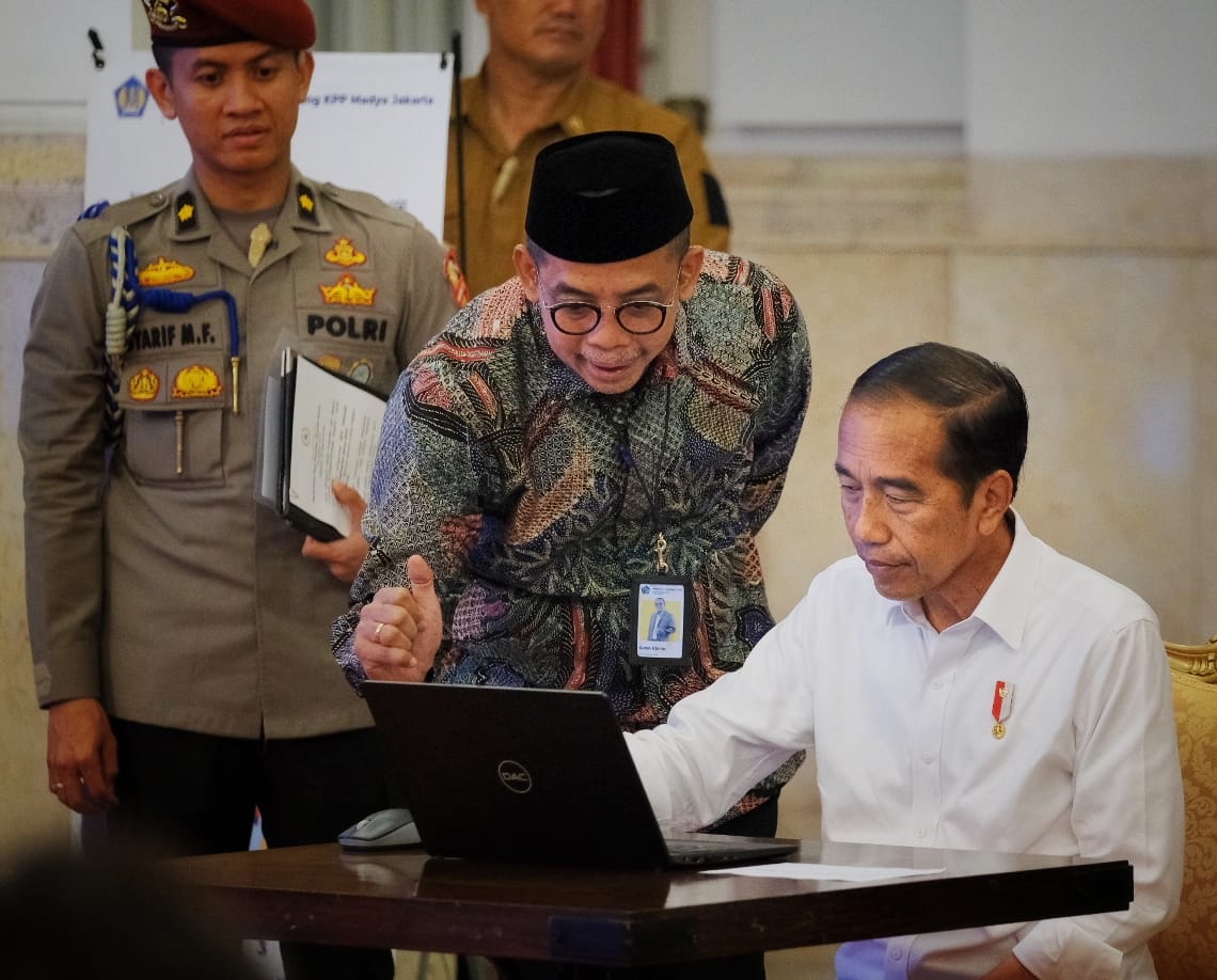 Asistensi pelaporan SPT Tahunan Bapak Joko Widodo oleh Bapak Suryo Utomo