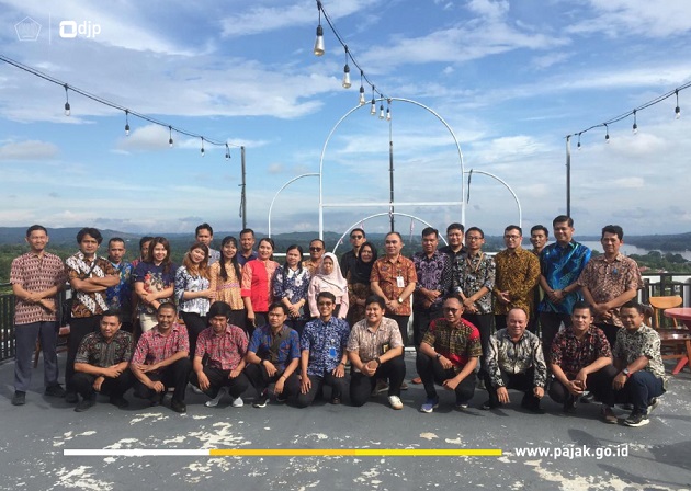 Peserta kegiatan melakukan foto bersama