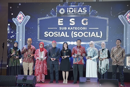 Penerima penghargaan berfoto bersama.