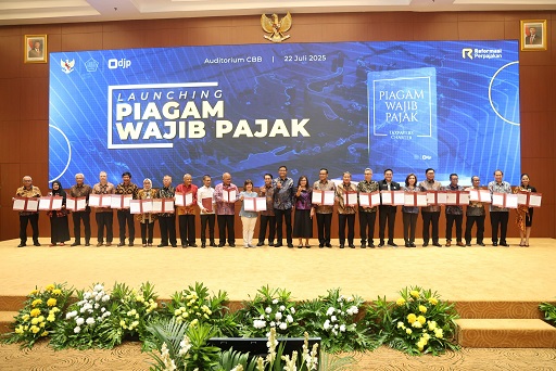 Perwakilan dari wajib pajak, asosiasi, organisasi, dan akademisi berfoto bersama.
