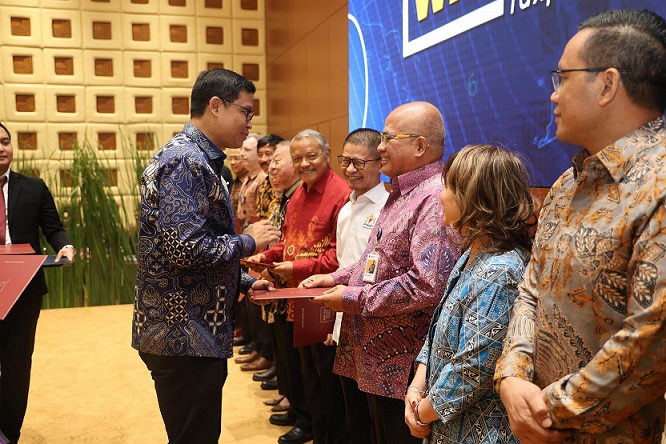 Bimo Wijayanto bersalaman dengan salah satu peserta.