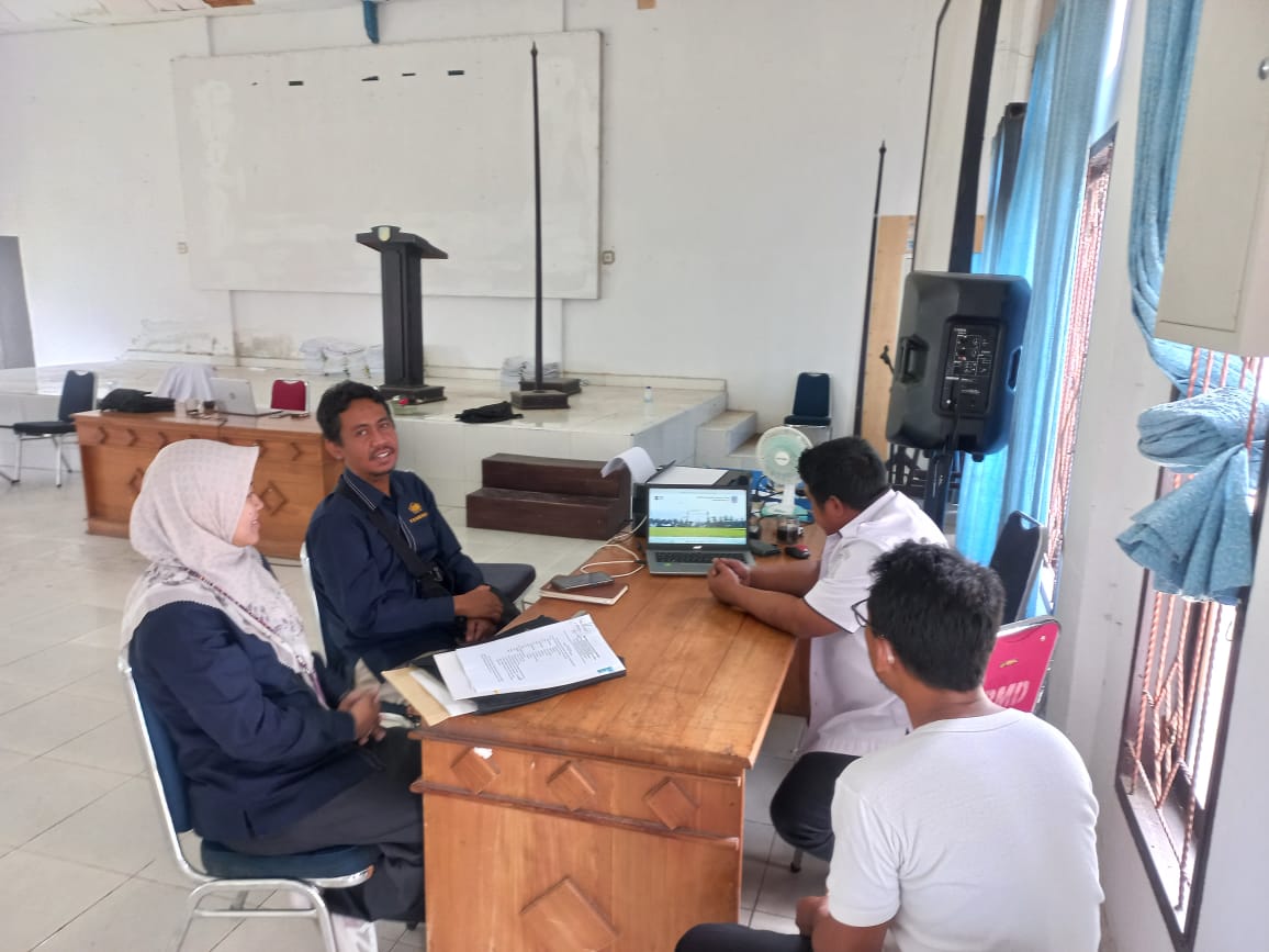 Jatmiko Setyawan dan Eka Susilowati bersama perwakilan DPMD Konawe Selatan berdiskusi mengenai pelaporan dan pemotongan pajak dana desa di DPMD Konawe Selatan