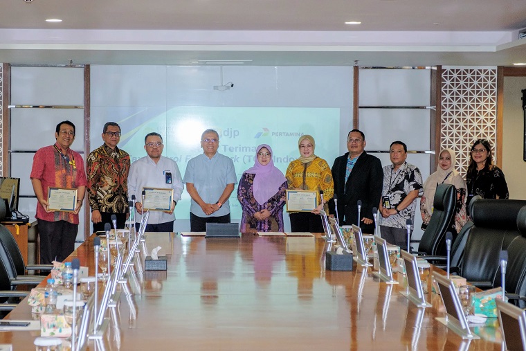Foto bersama sinergi akademisi, bisnis, dan otoritas pajak