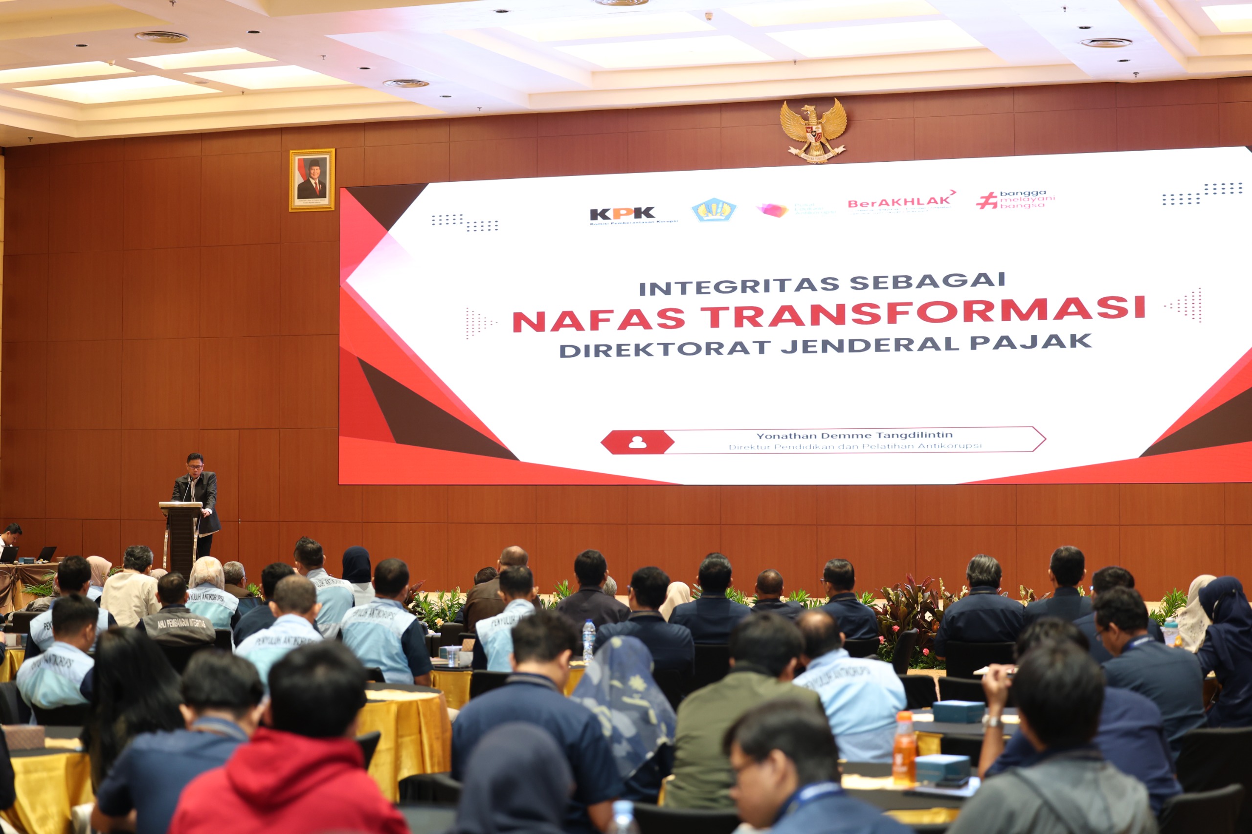 Yonathan Demme Tangdilintin, Direktur Pendidikan dan Pelatihan Antikorupsi KPK, memberikan edukasi kepada para peeserta.