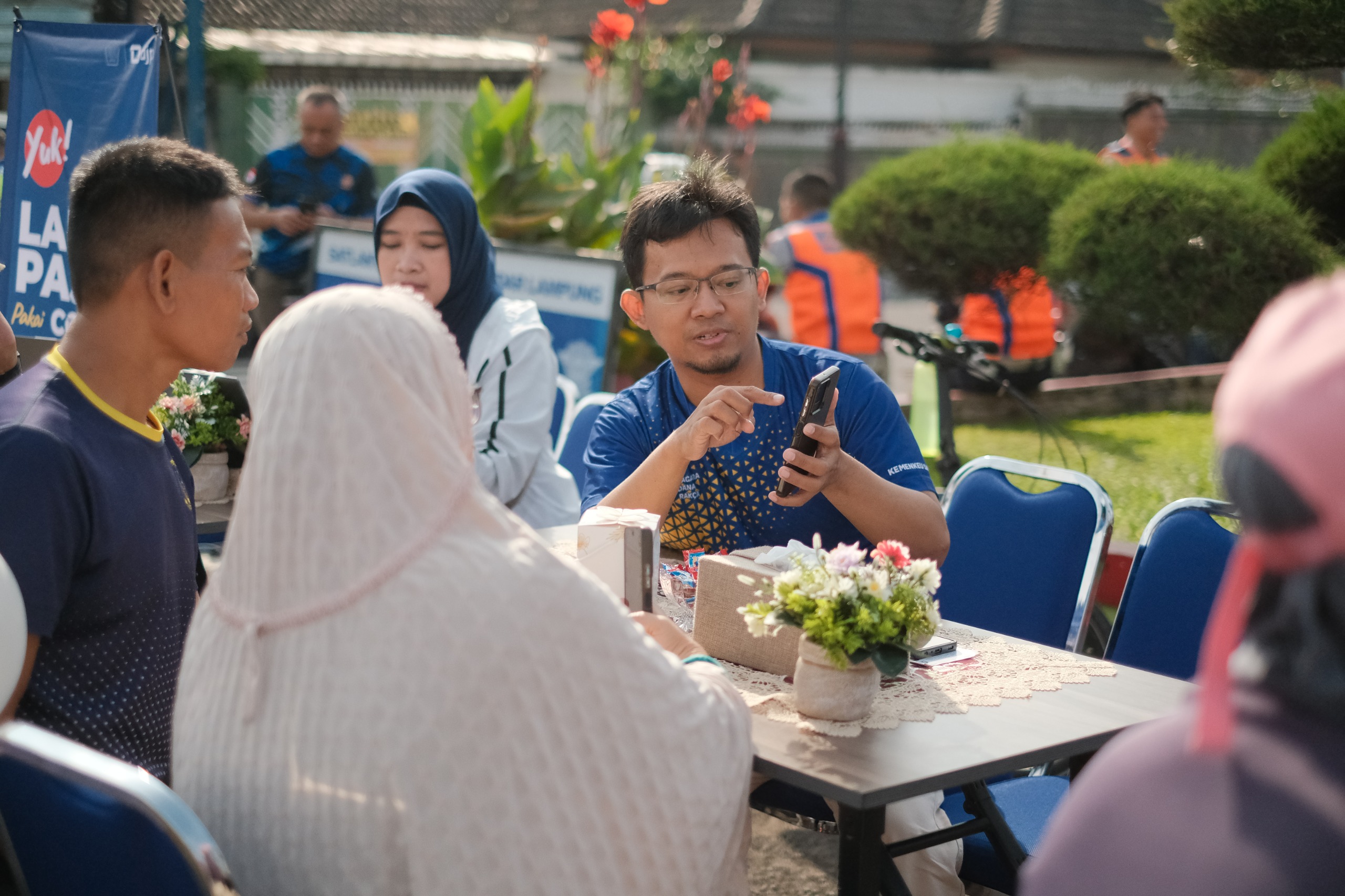 Petugas Pajak memberikan edukasi dan dampingan kepada wajib pajak