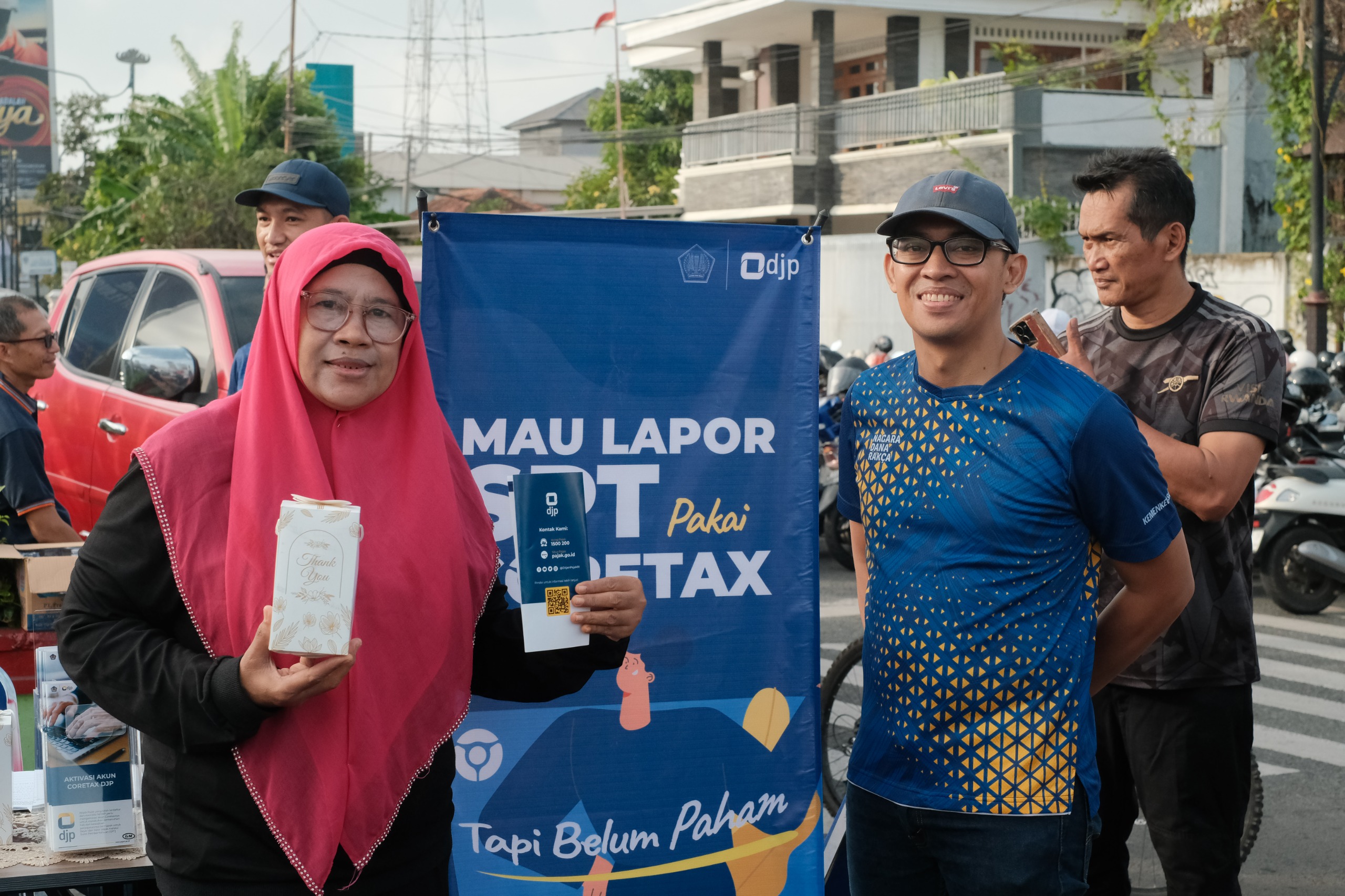 Masyarakat mendapatkan suvenir di acara pojok pajak