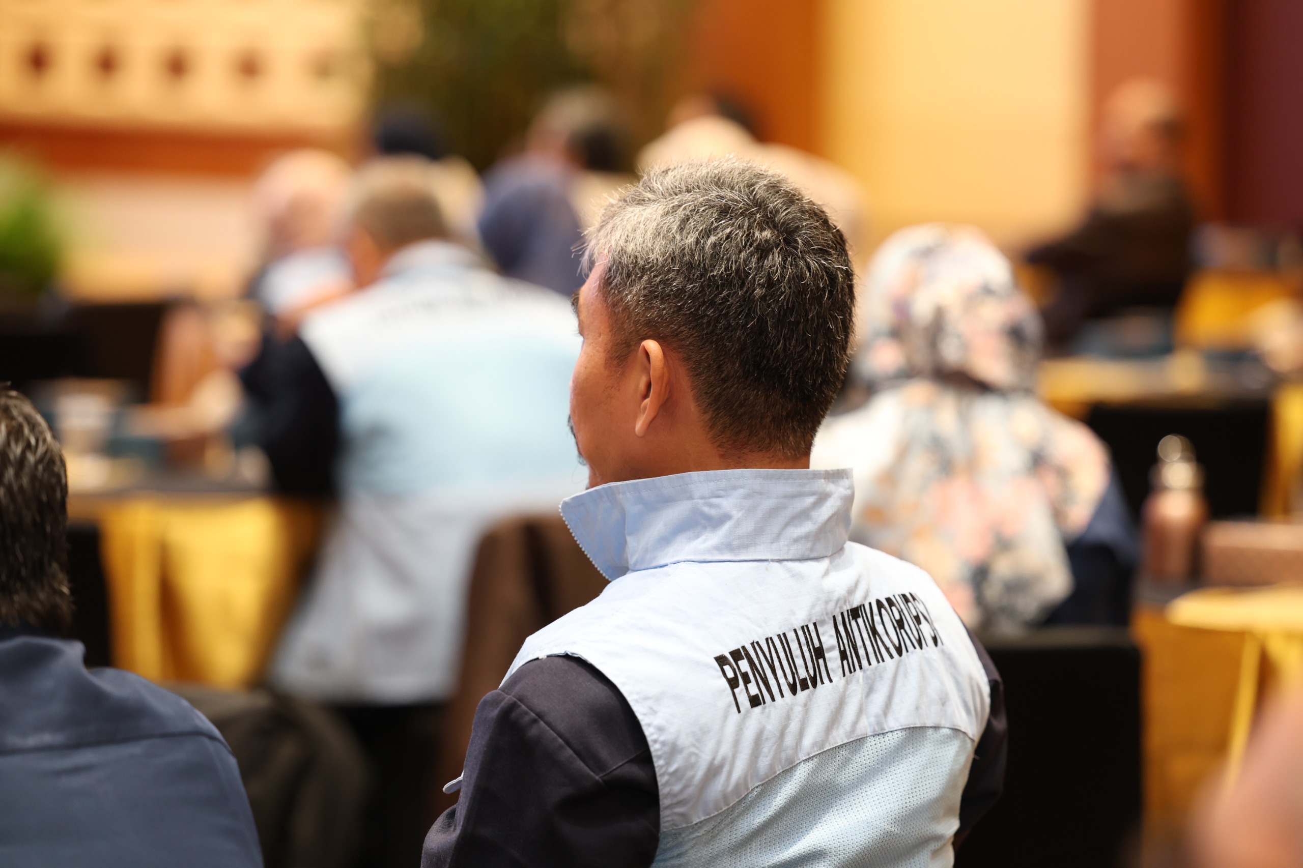 Salah seorang peserta sedang menyimak narasumber.