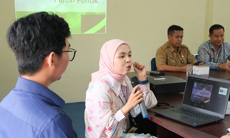 Penyuluh Pajak Purbalingga, Eka Nofianti, Memaparkan Materi Diseminasi