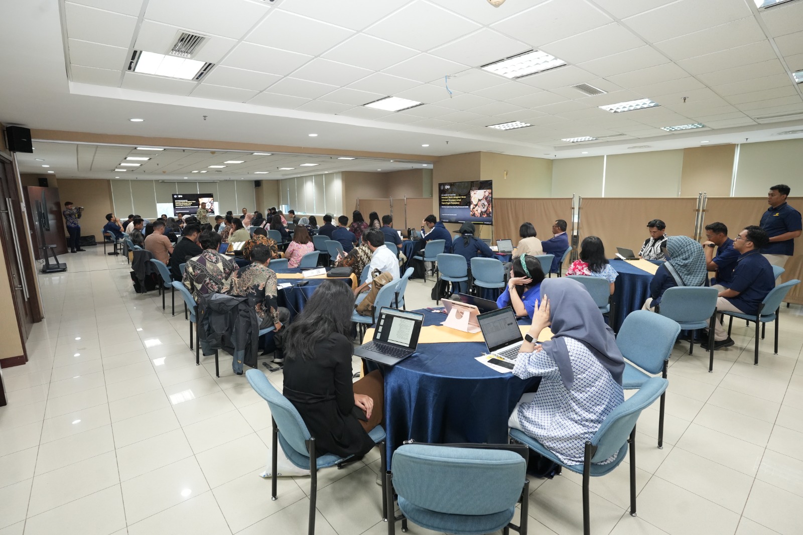 Acara diikuti oleh perwakilan dari Otoritas Jasa Keuangan (OJK), Asosiasi Blockchain Indonesia, Asosiasi Pedagang Aset Kripto Indonesia, Asosiasi Konsumen Aset Kripto Indonesia, serta para pelaku Pedagang Aset Keuangan Digital.