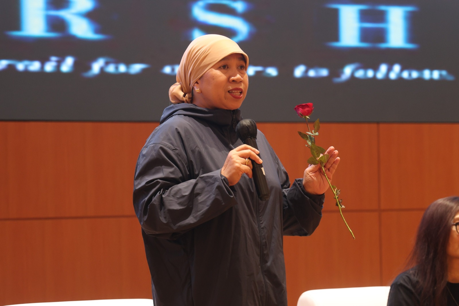 Direktur P2Humas, Inge Diana Rismawanti, memberikan sharing insight seputar leadership..