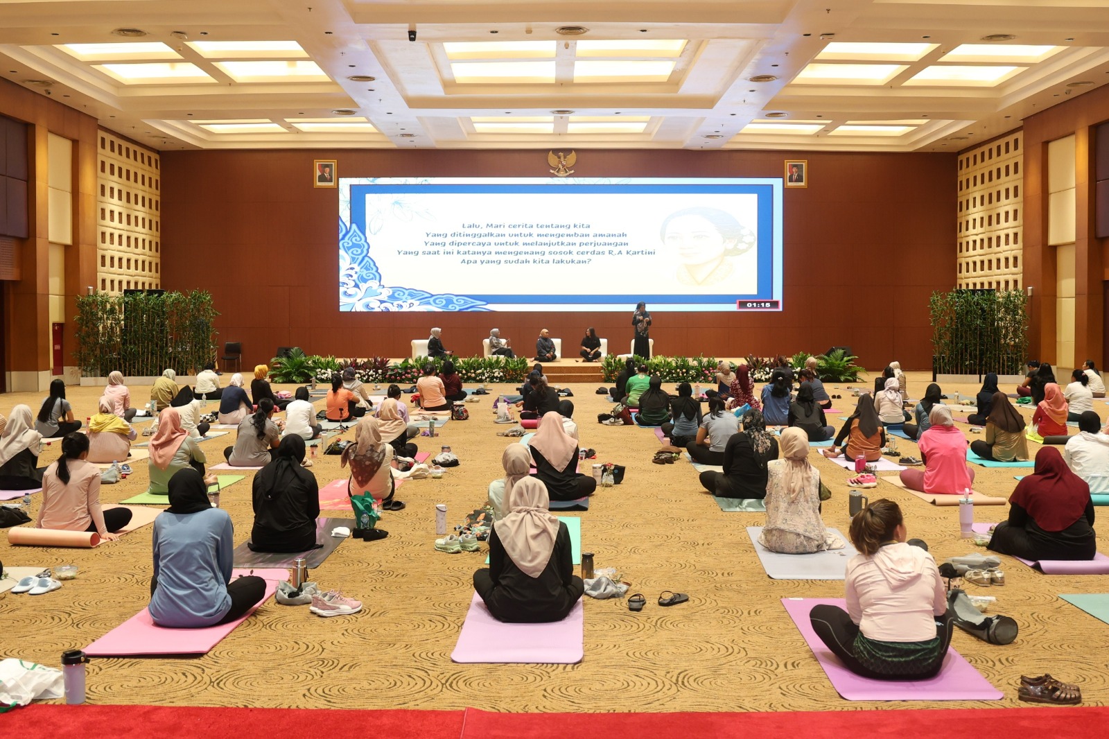 Para pegawai wanita DJP mengikuti kegiatan ini.