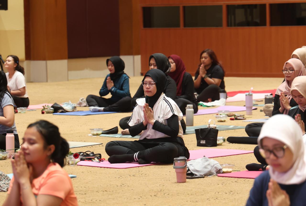 Sesi yoga bersama.