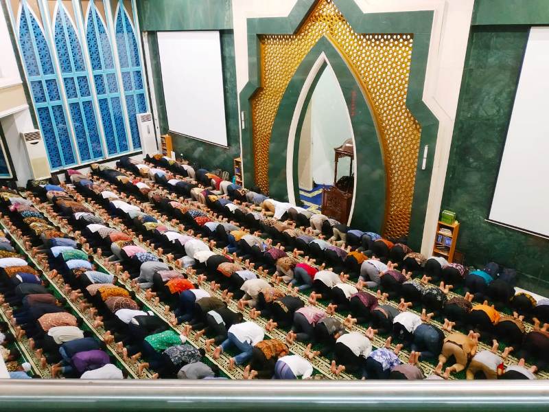 400 lebih jamaah salat tarawih di Masjid Salahuddin KPDJP, Jakarta (Selasa, 5/6)