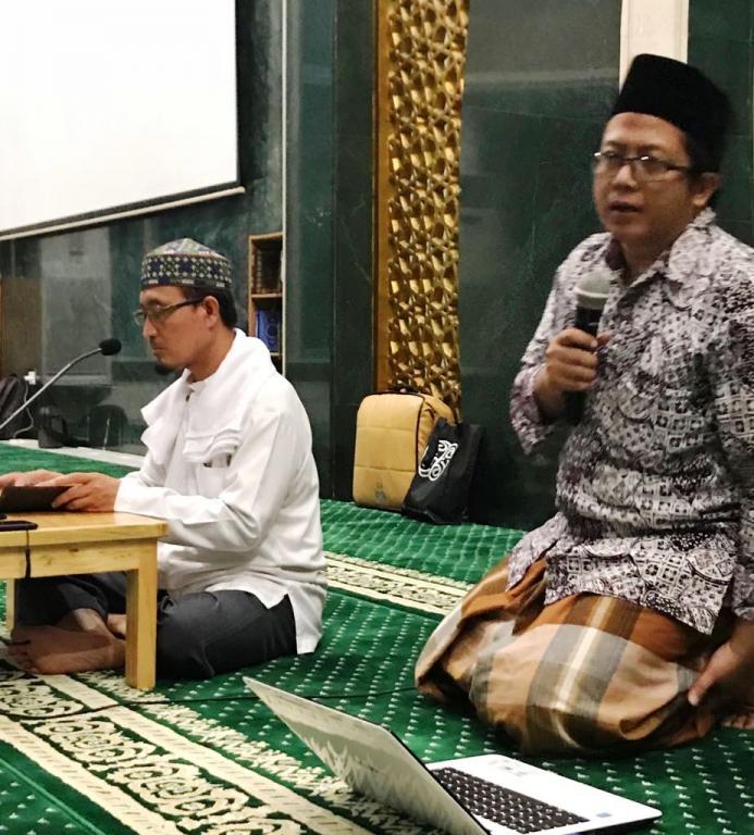 Koordinator Dakwah DKM Salahuddin KPDJP, Uki Hakim memberi pengantar sebelum Ustad Dr. Attabik Luthfi memberikan Kajian Malam bakda Tarawih (Selasa, 5/6)