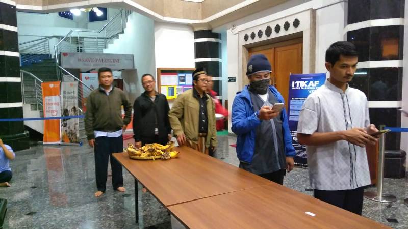 Peserta I'tikaf antre sahur bersama di Masjid Salahuddin KPDJP, Jakarta (Rabu, 6/6)