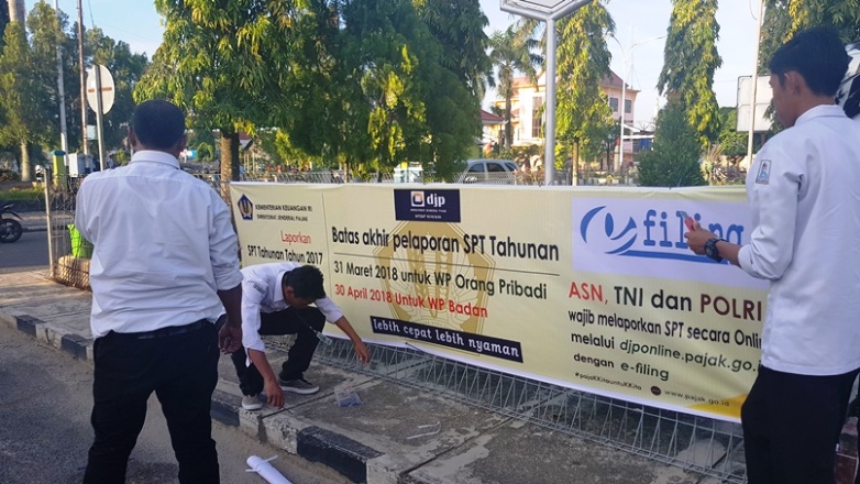 Prosesi Pemasangan Spanduk di Jalanan Alun-alun Kota Nunukan