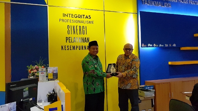 Erry S. Dipawinangun memberikan kenang-kenangan kantor