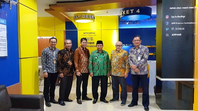 Uu Ruzhanul Ulum beserta pejabat KPP Pratama Tasikmalaya berfoto bersama